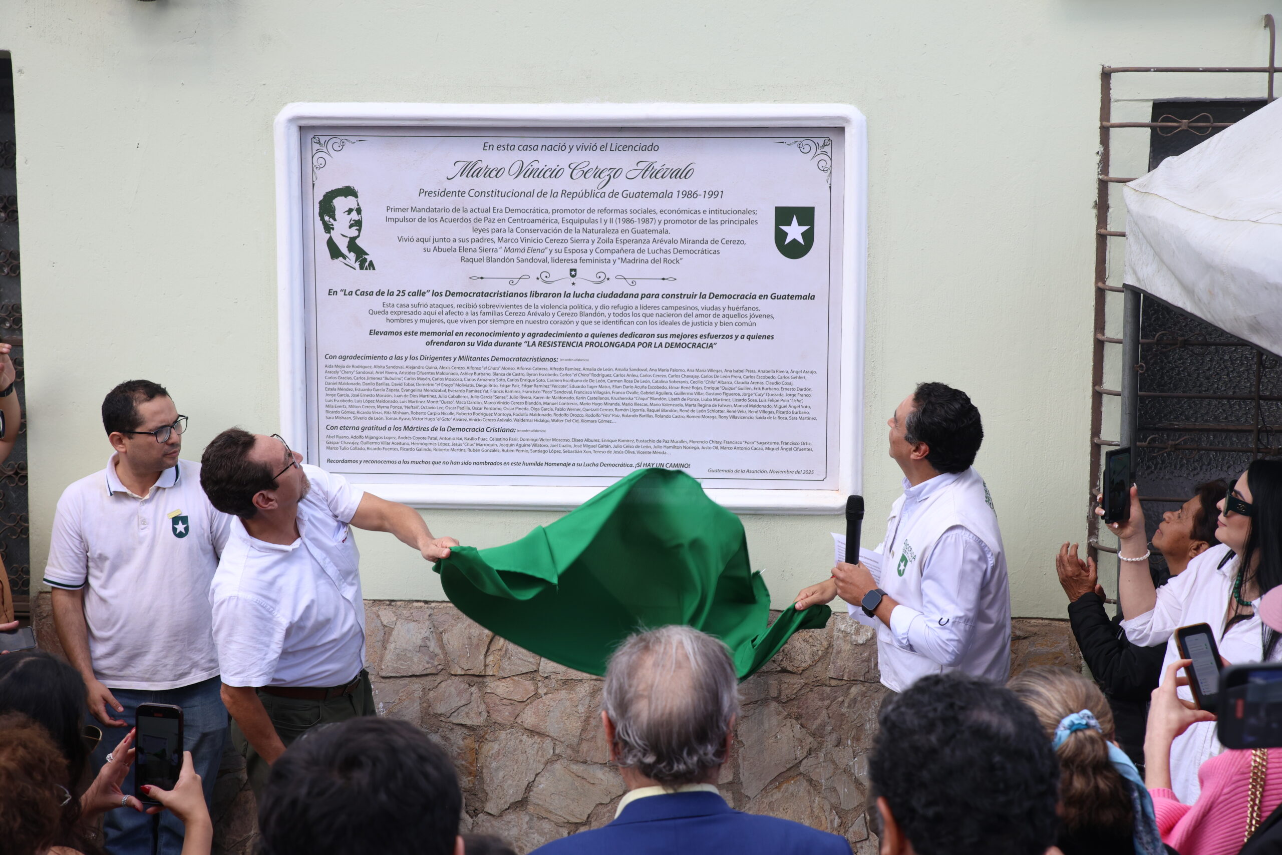 40 años de la democracia: un homenaje a Vinicio Cerezo, Presidente de Guatemala 1986-1991, su familia y los militantes democratacristianos.