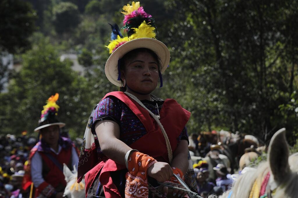  Una mujer indígena participa en la Carrera de las Ánimas, tradición ancestral que recorre las calles de Todos Santos Cuchumatán, Huehuetenango, Guatemala, como parte de las celebraciones del Día de Todos los Santos. Este ritual, que combina destreza ecuestre y simbolismo comunitario, reafirma la identidad y la memoria colectiva del pueblo mam.