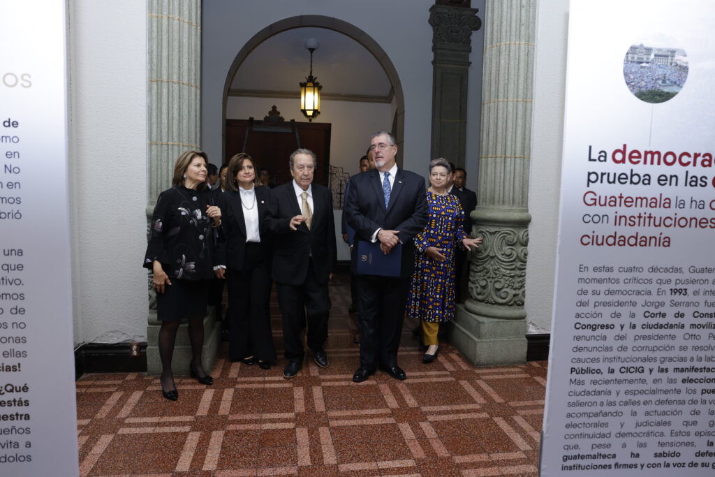 Presidente Bernardo Arévalo y ex presidente Vinicio Cerezo en la exposición por los 40 años de la democracia en Guatemala