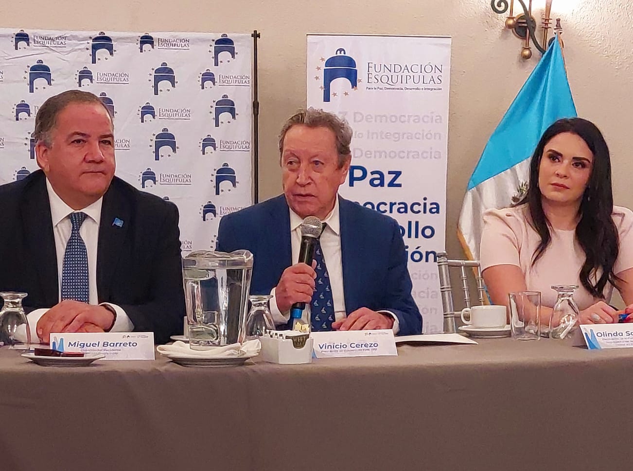 En la foto de izquierda a derecha: Miguel Barreto, Coordinador Residente de ONU Guatemala, Vinicio Cerezo, Expresidente de Guatemala y Olinda Salguero, Presidenta de la Fundación Esquipula